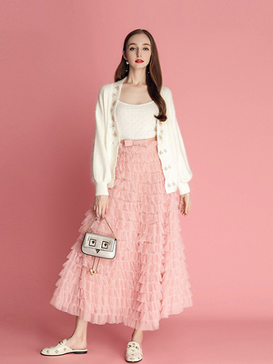 繆珂紅色時尚套裝 點亮秋冬衣櫥的自信與優雅